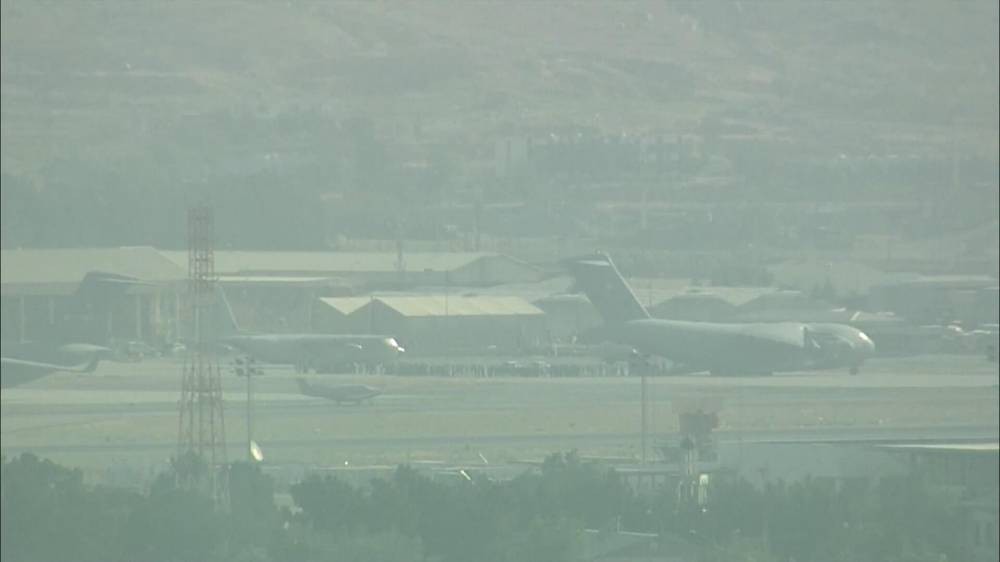 喀布爾機場血腥爆炸後，美軍都緊急撤離，新加坡卻還想往裡面進？