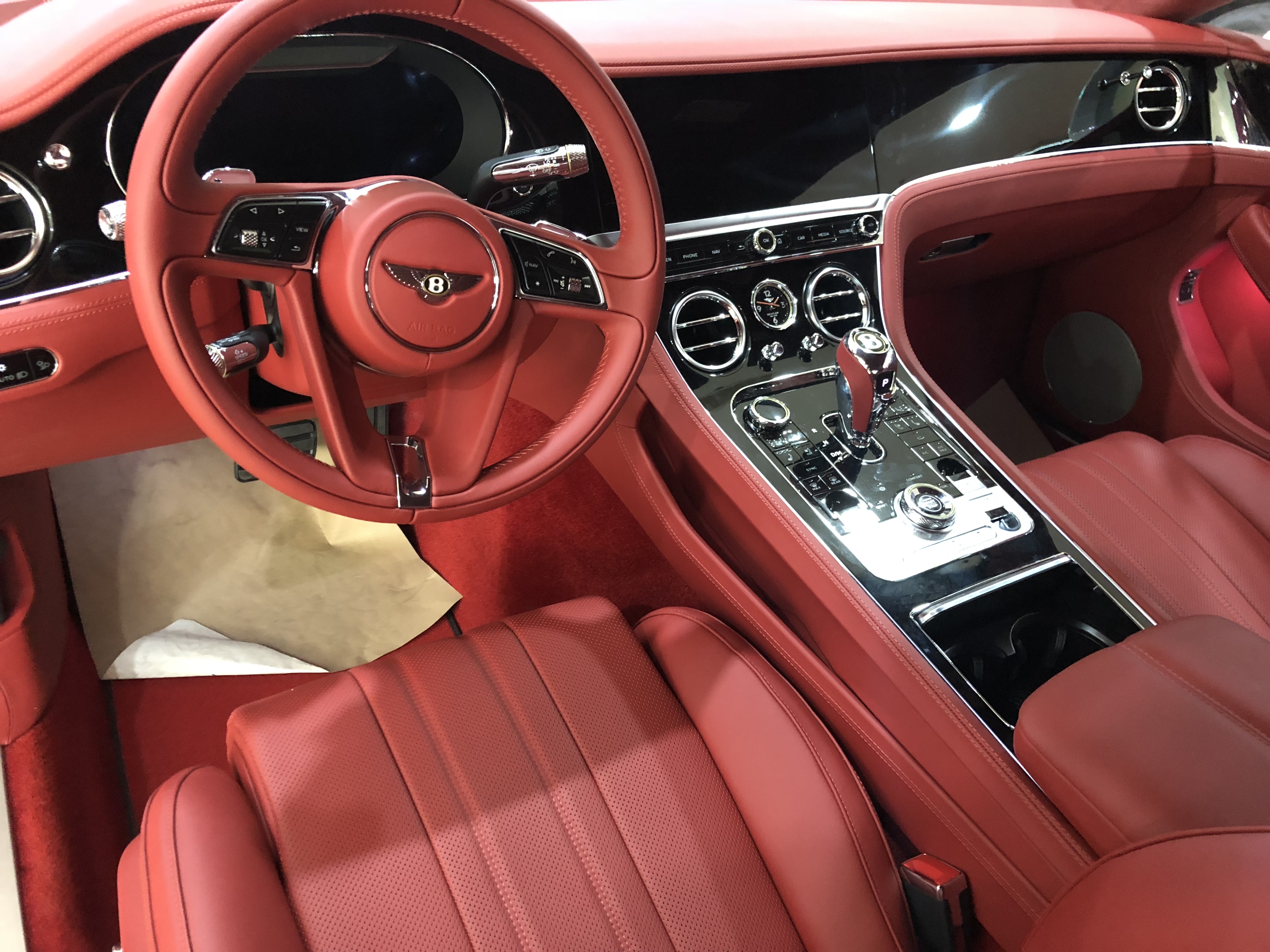 配置:冰川白 内饰:热刺红 百年礼赞专属套件 百年金座椅刺绣宾利徽章