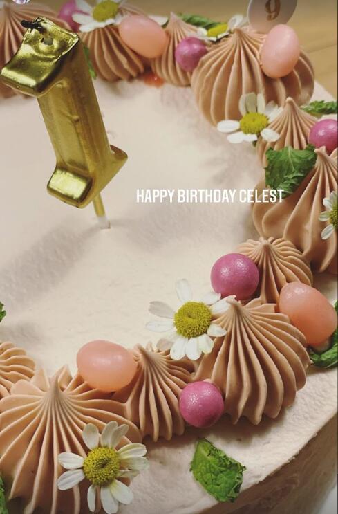 余文乐女儿1岁生日，王棠云晒小初心高清无码照，皮肤白皙超可爱
