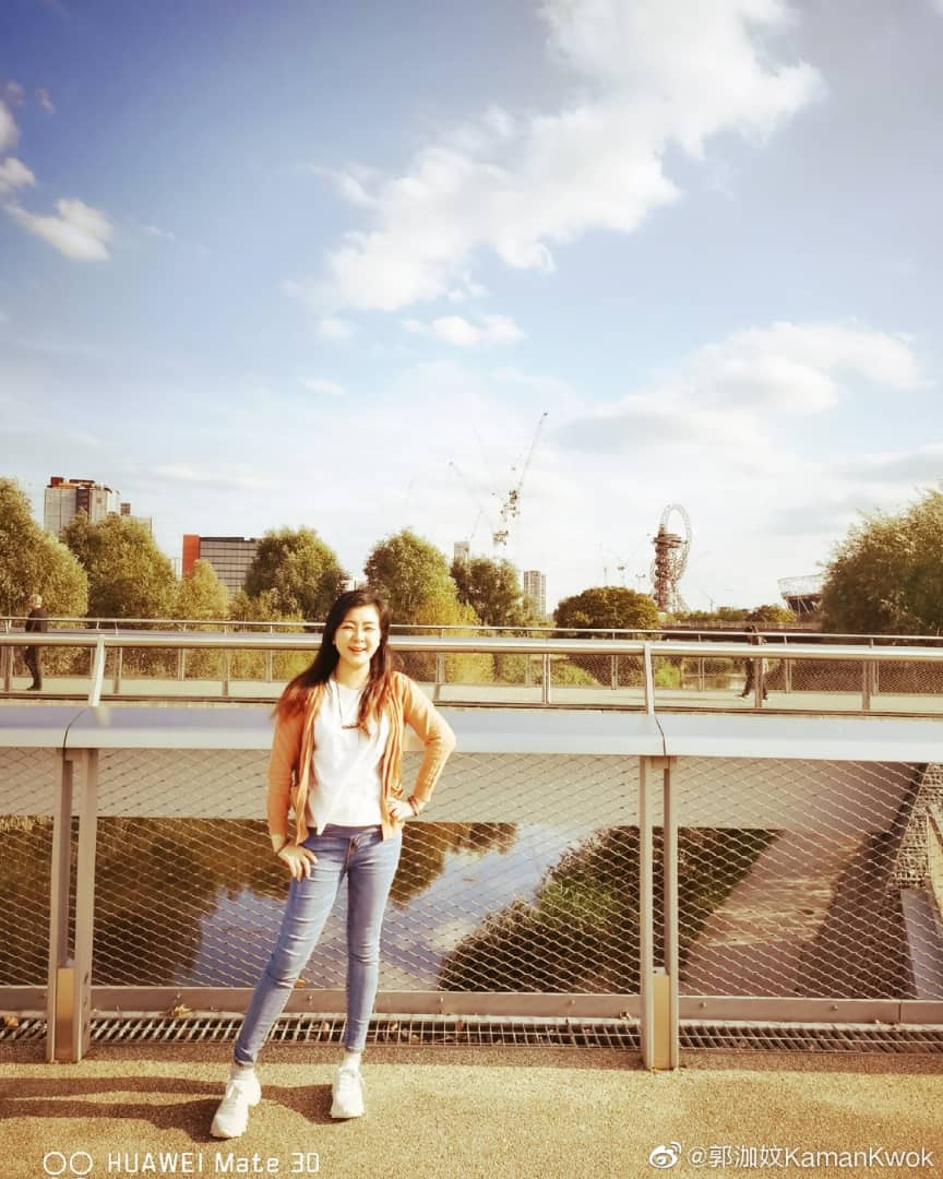 郭泇妏疫情期间欧游英国大晒美照教正确戴口罩保持正能量