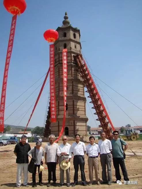 200年历史的古塔倾斜后，奇迹的事情发生了……