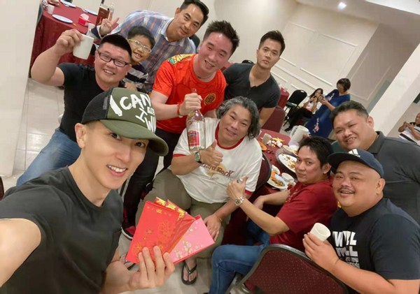 41 years old of Wu Zuntai can maintain! Wear recreational outfit to follow classmate group photo too handsome, complete unlike one generation person