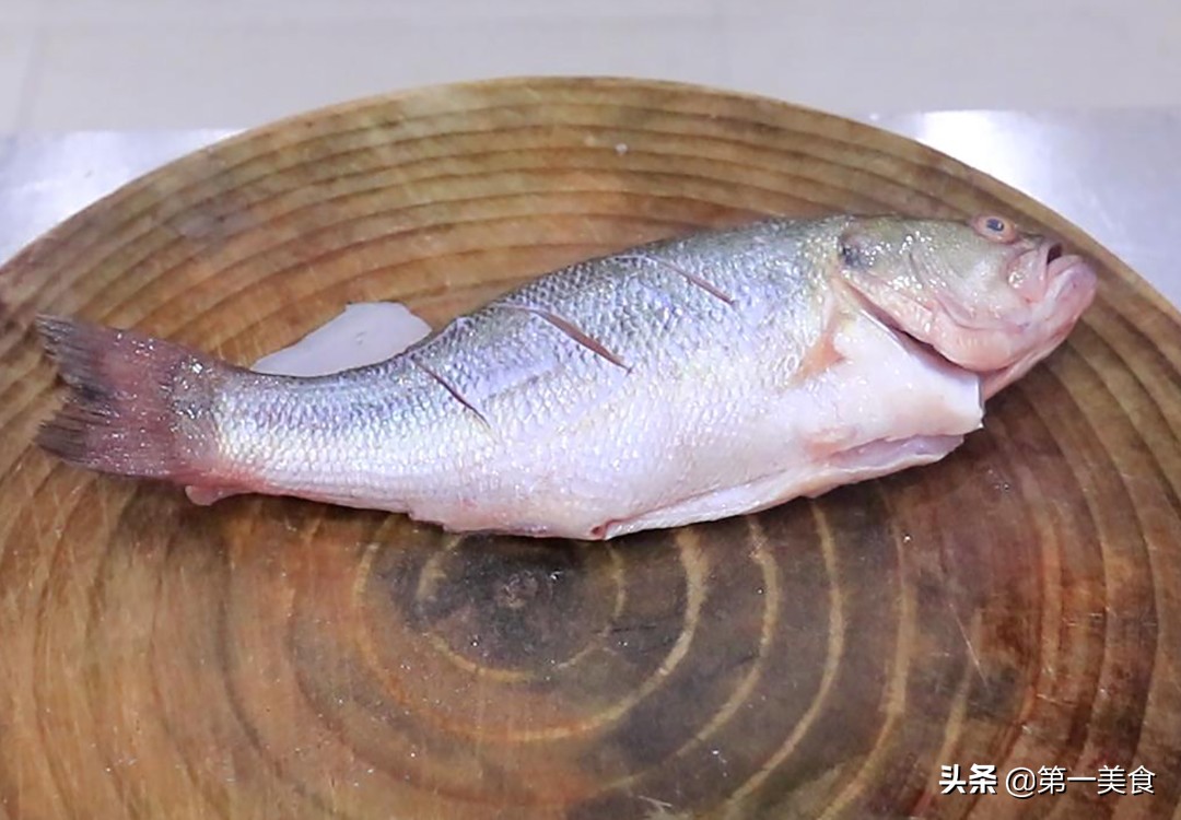 图片[2]-饭店的清蒸鲈鱼为啥好吃又不腥？原来去腥有技巧 厨师长教如何做-起舞食谱网