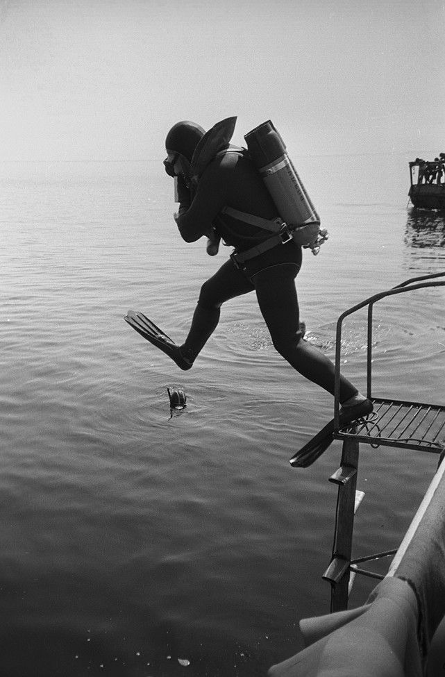 核潜艇沉没，艇员爬进鱼雷管逃生，幽闭空间让人胆寒，生路在哪？