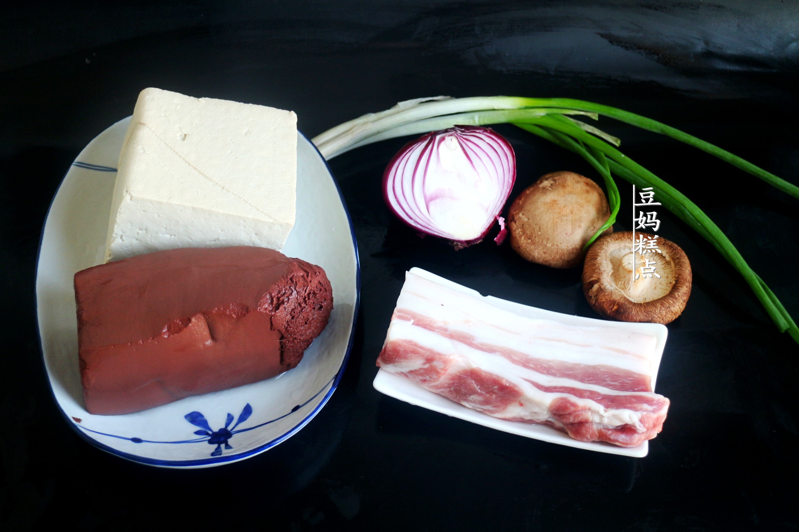 It’s almost the beginning of winter, the tofu is stewed like this, it’s warm and home-cooked, and I love it since childhood.