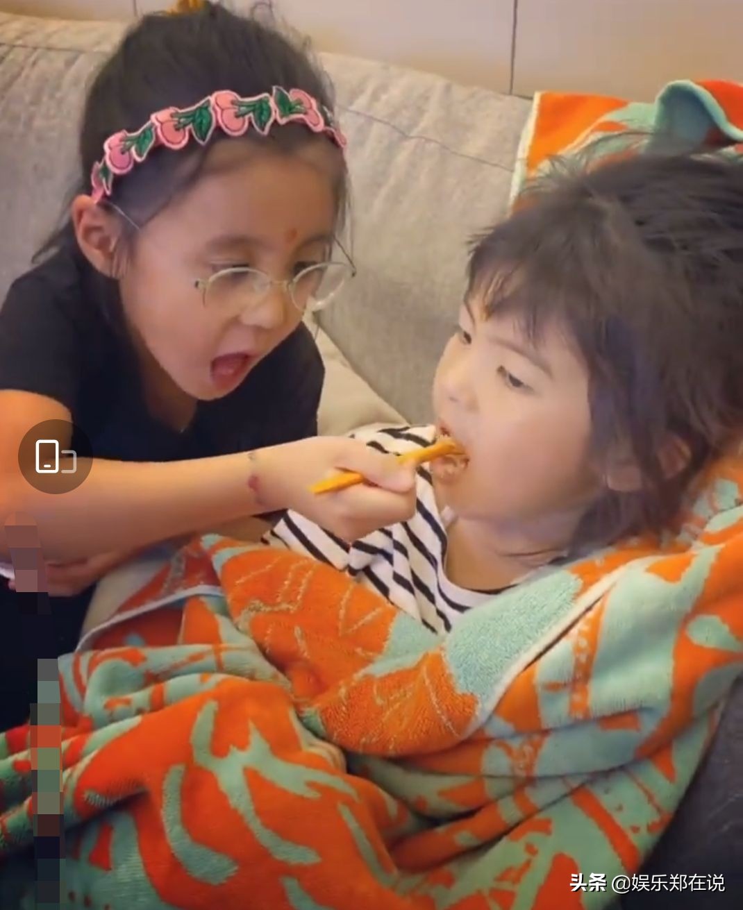 賈靜雯女兒坐“轎子”，咘咘戴眼鏡文質彬彬，Bo妞換牙憨態可掬