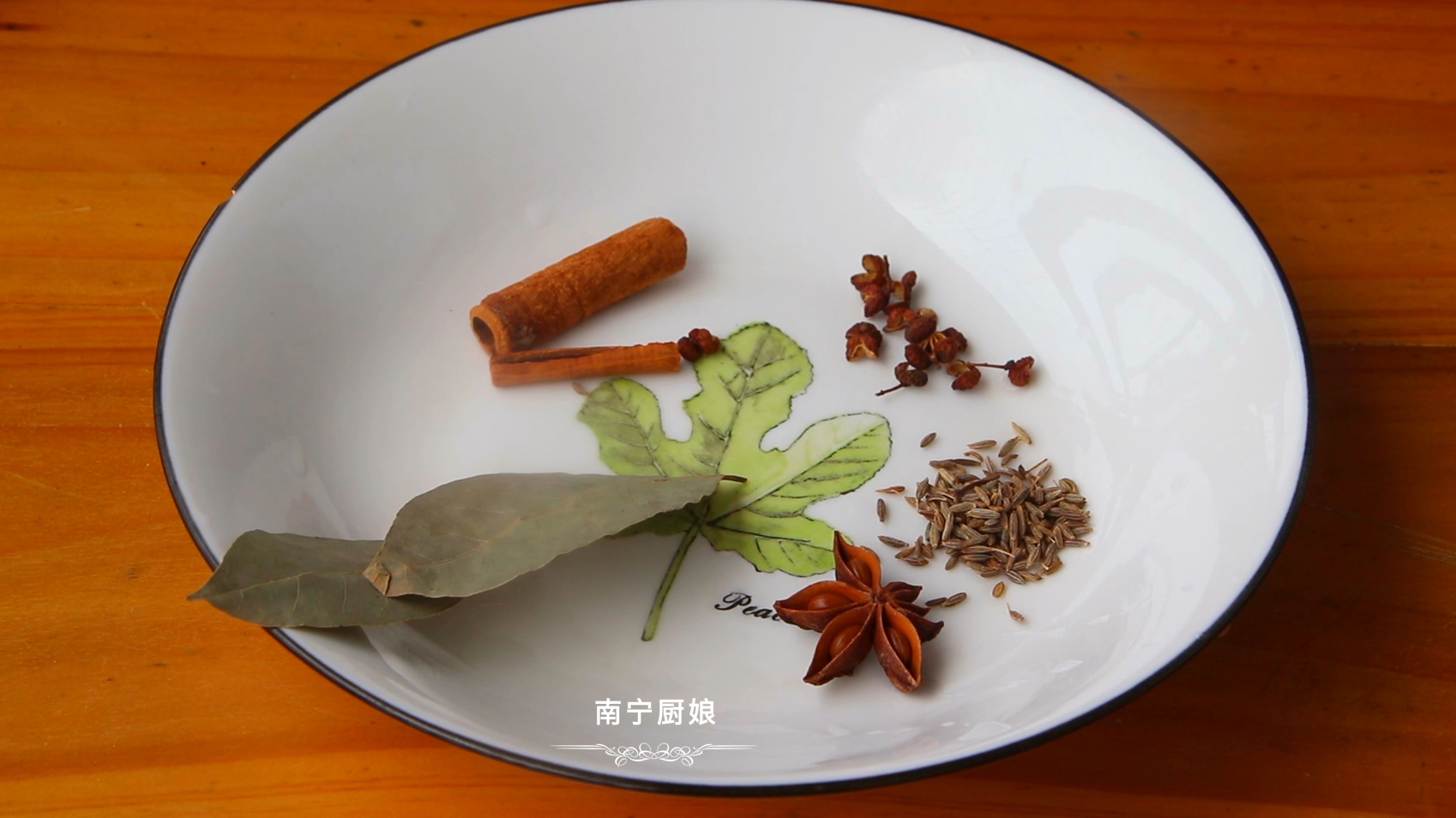 雞爪這做法太好吃了，軟糯入味，入口脫骨，難怪廣東人早茶必吃它