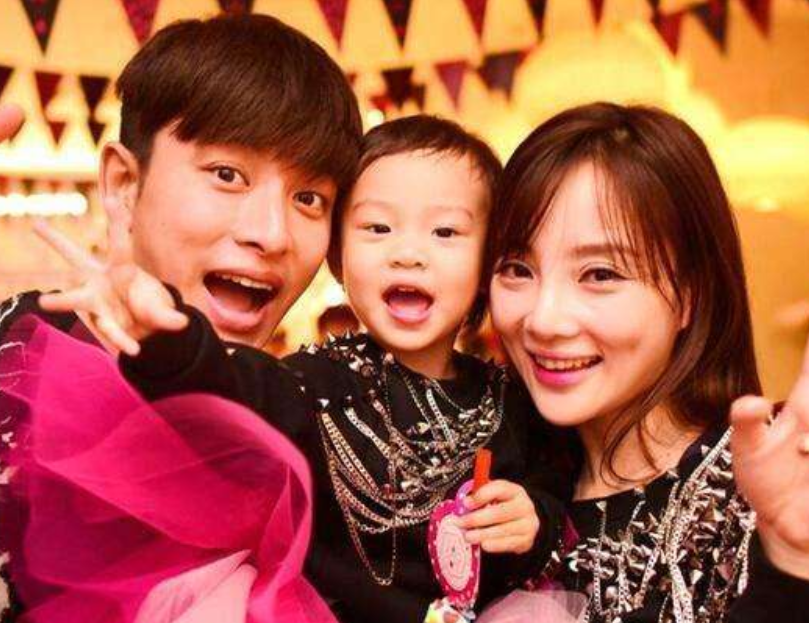 甜馨7歲生日，賈乃亮李小璐為其慶生，離異家庭的孩子更需要陪伴