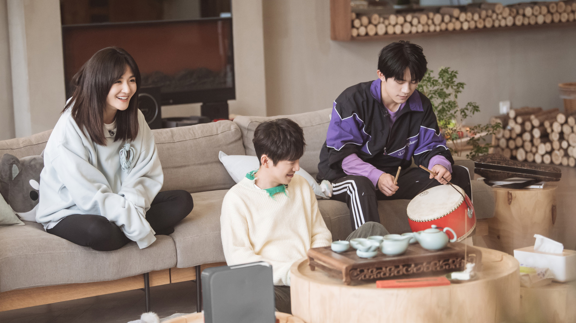 《朋友请听好》谢娜易烊千玺撞衫，网友：母子