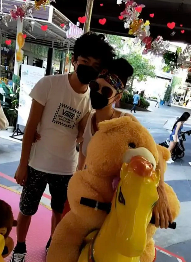 Humble of king of Xie Ting sharp edge pulls a hand to return abode together, zhang Baizhi busy job does not forget to accompany a son, parental difference is big