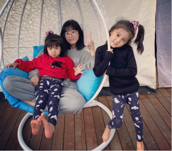 贾静雯晒一家五口出游，咘咘大眼睛成焦点，美成妈妈的“翻版”