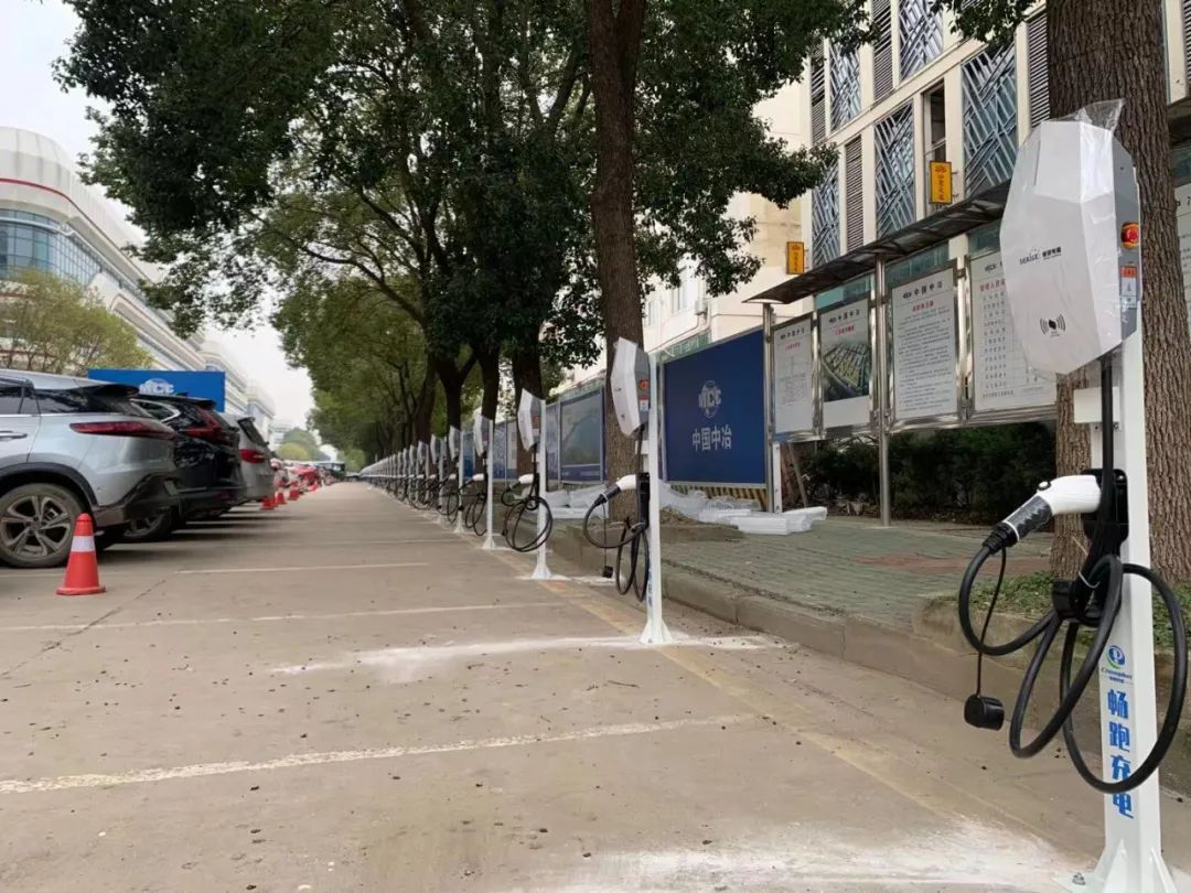 助力“新基建”——武漢經開人工智能科技園充電樁展風采