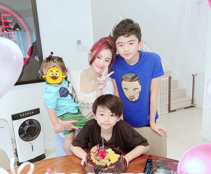 張柏芝帶兒子去遊樂園，大兒子捲髮帥氣，給小兒子扎辮子當女兒養