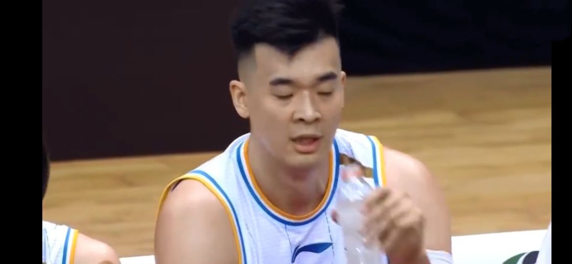 Pray! Big Zhan Xujie of Beijing another name for Guangdong Province suffers serious injury, fall down not to rise + painful clap, guangdong gains the championship too rough