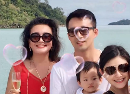 大S婆婆曬全家福，和大S同框似姐妹，兒子兒媳抱小孩顯甜蜜