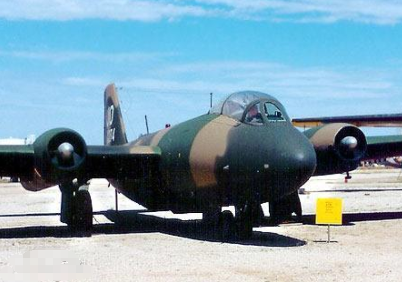 美軍裝備中少見的外國(guó)轟炸機(jī)，服役30年，至今仍在做貢獻(xiàn)