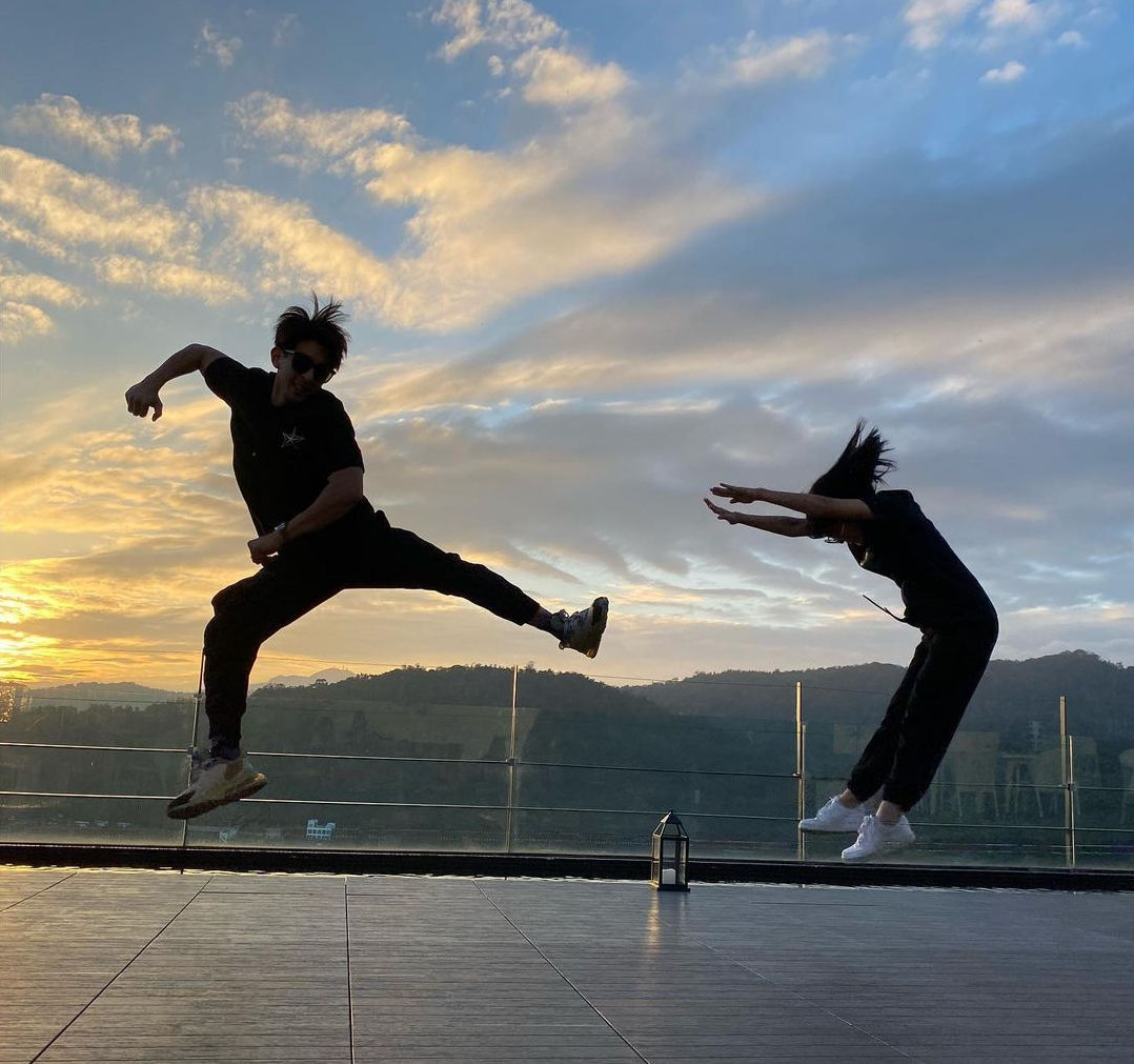 贾静雯一家五口出游，放肆晒梧桐妹正脸，身高超过妈模样却太像爸