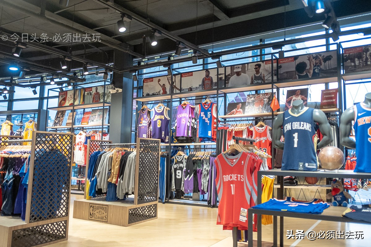 nba实体店哪些地方有(探访nba北京旗舰店，店内詹姆斯和库里的人偶”持“国旗)