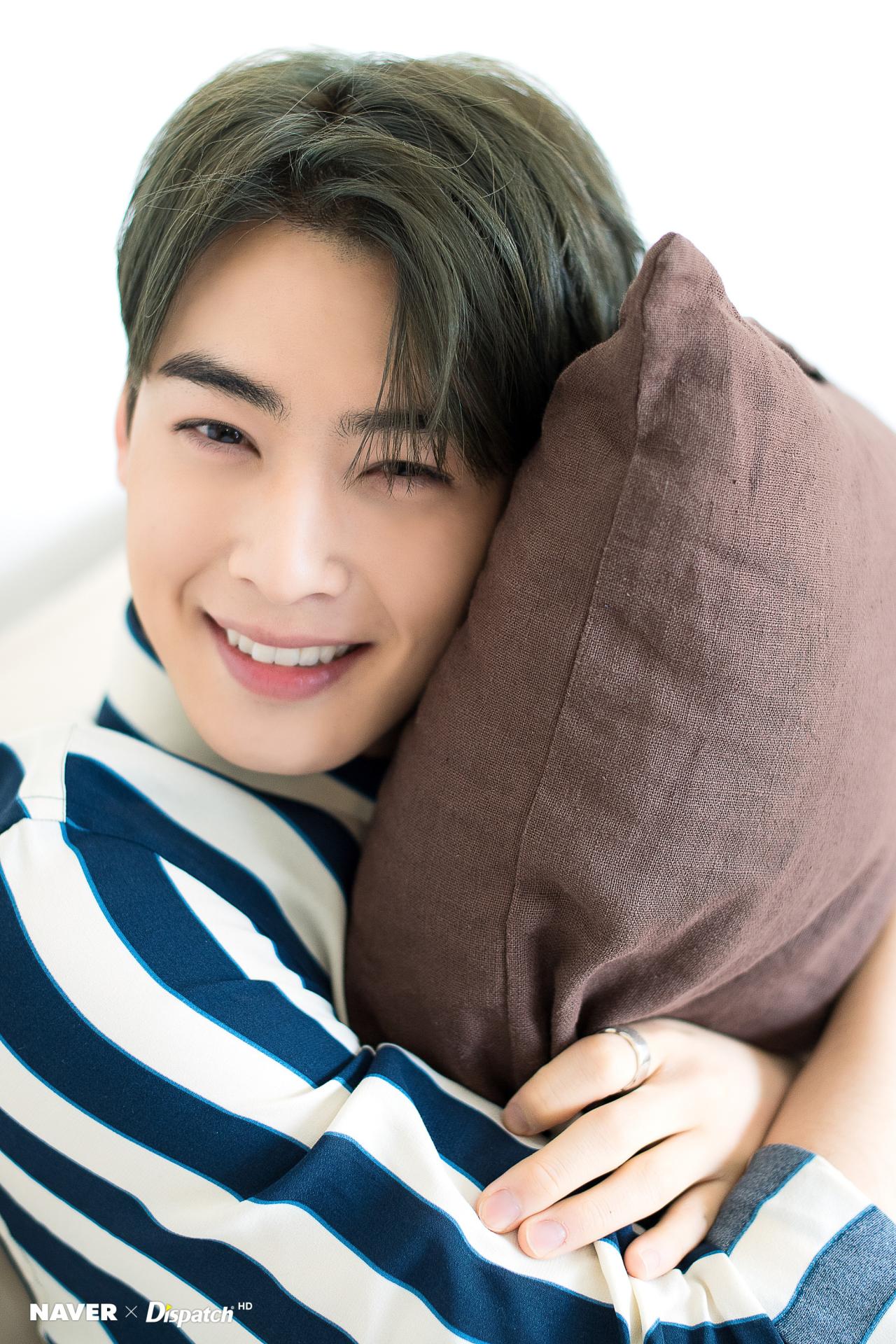 astro成员车银优最新画报-用甜美微笑抓住粉丝的心