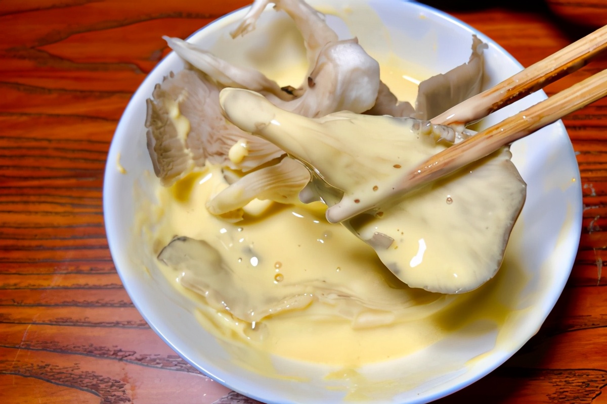 做乾炸蘑菇，最忌掛糊直接下鍋炸，學會正確做法，口感香酥脆