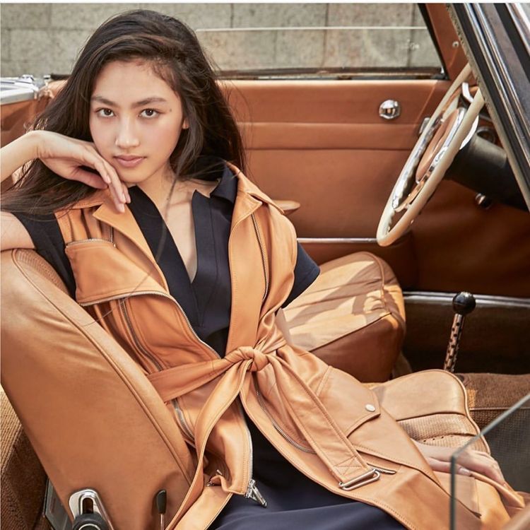 任达华长女炫100公分长腿登封面，妈妈琦琦寄语泪目，女儿长大了