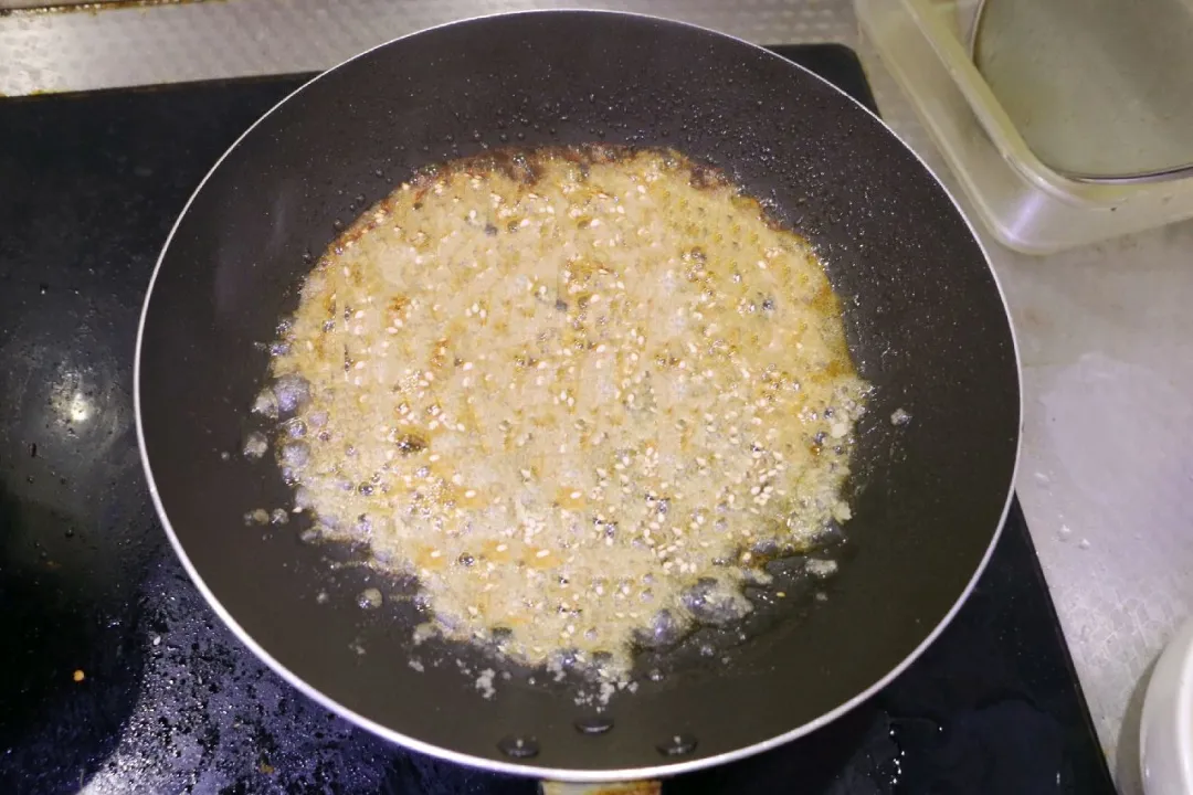 炒糖色时,用油炒和用水炒都不如用这种方法,糖色红亮不发苦
