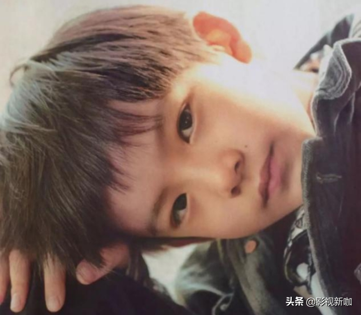 Dong Xuan takes child to enjoy spring! 4 years old of small dimple are planted the tree has a model to have kind, distinctive temperament goes out fully between forehead