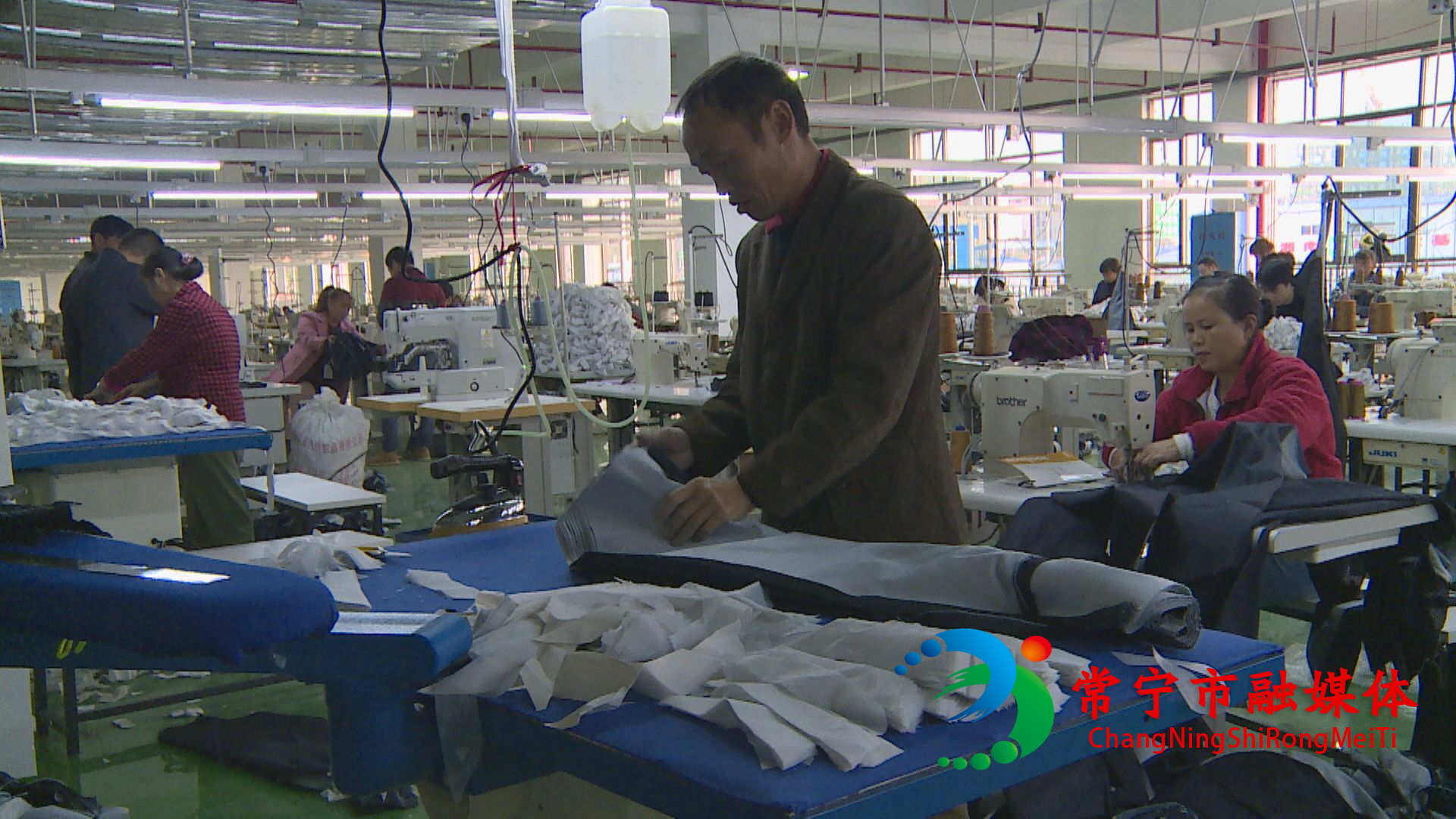 喜！湘南纺织产业基地第一家牛仔服饰企业正式开工投产 纺织产业集群吹响冲锋号角