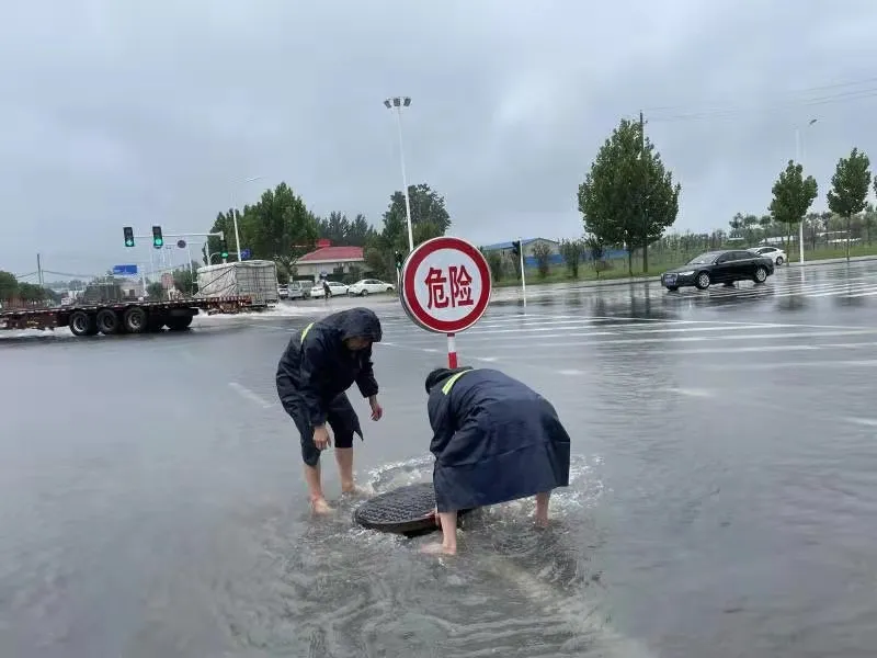 少些吐槽、抱怨！多为大雨中的“他们”点个赞吧