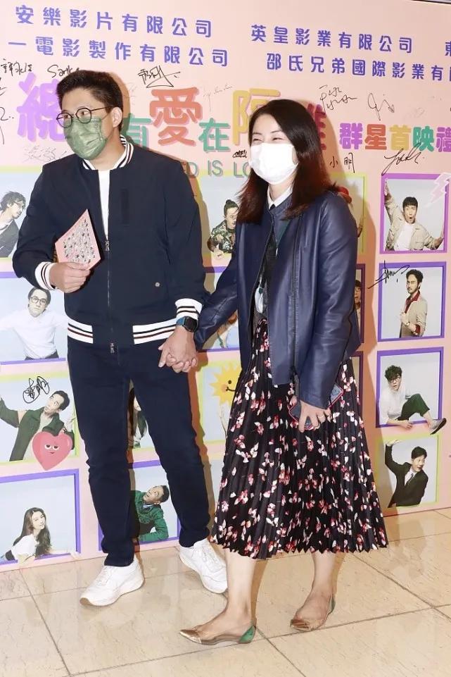 霍啟剛夫婦十指緊扣出席首映禮超甜蜜，郭晶晶笑容燦爛幸福難掩
