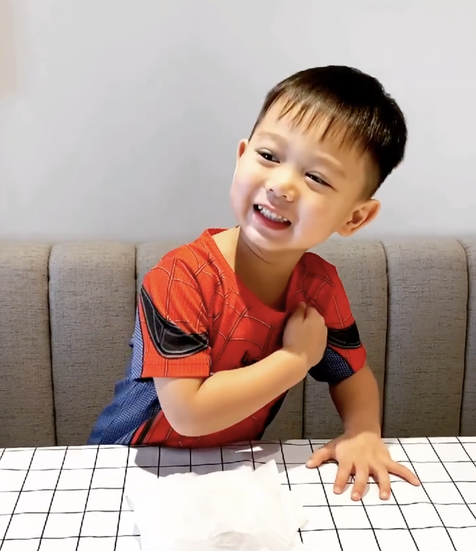 胡杏兒老公曬長子變魔術，奕霆戲精上身超愛演，大眼睛靈動顏值高