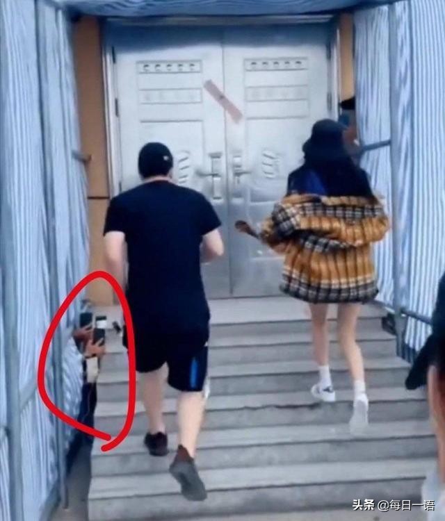 杨幂险走光，遭代拍下蹲专拍大腿裙底，粉丝称