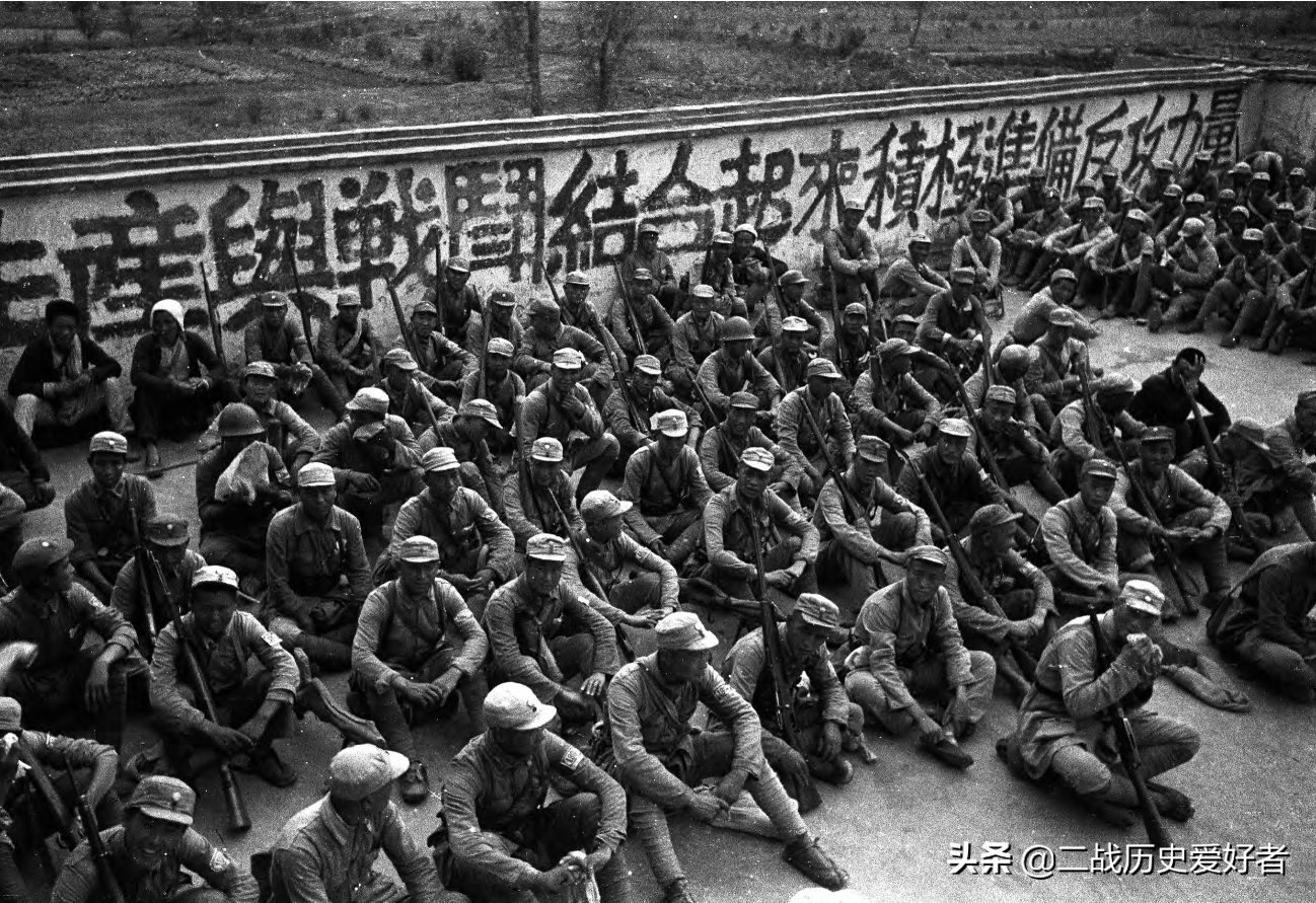 真实八路军士兵照片，装备简陋，66个人才有2顶钢盔