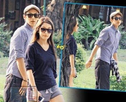 41岁萧亚轩晒照秀恩爱，男友90后小16岁，20年换了