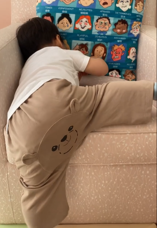章子怡曬17個月大兒子，弟弟賣力爬沙發不服輸，還自帶配音萌翻