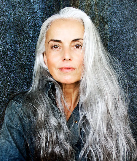 66岁法国奶奶：满头银发气场强，身材苗条像20岁，怎么保养的