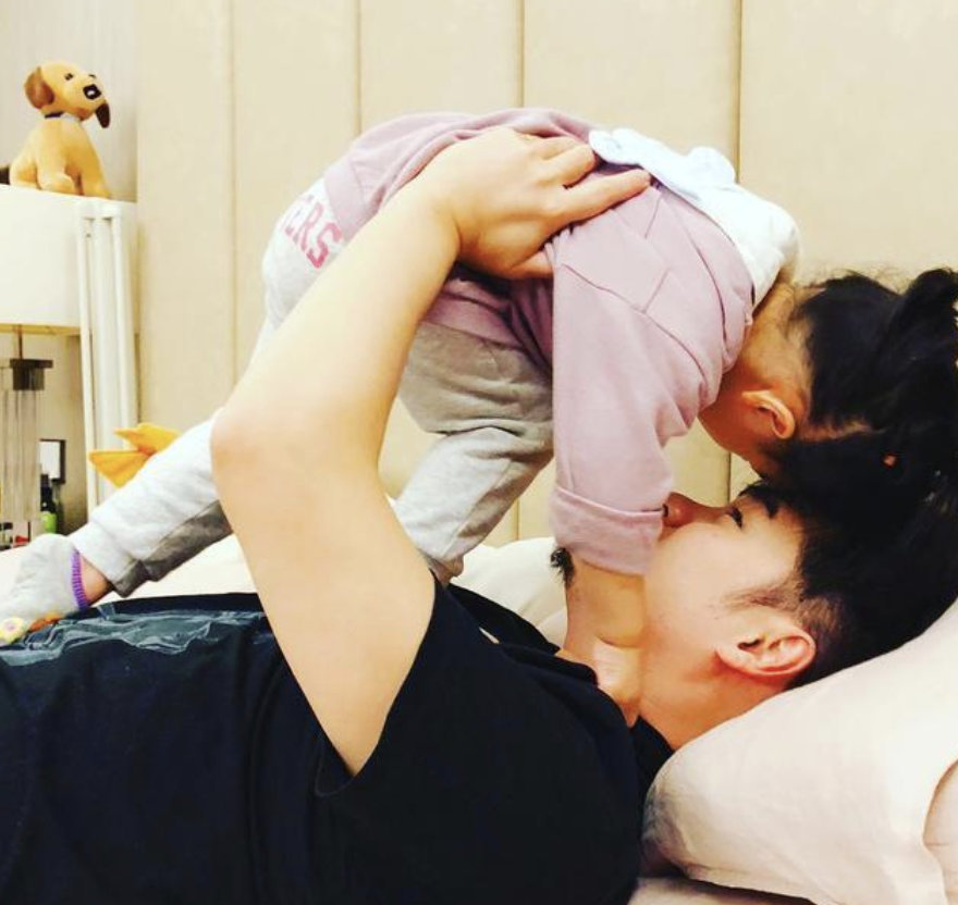 陳赫曬4歲女兒美照，雙腳可正反倒置骨骼清奇，被讚是練武奇才