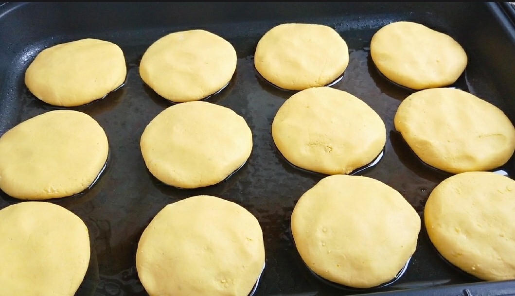 Pumpkin pie is really delicious in this way. It's easy to make, sweet and soft, you can't buy it outside