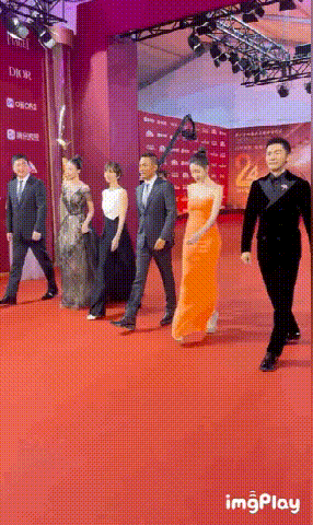 鞋跟又细又高，张天爱倪妮还是健步如飞？她们有什么穿高跟鞋技巧