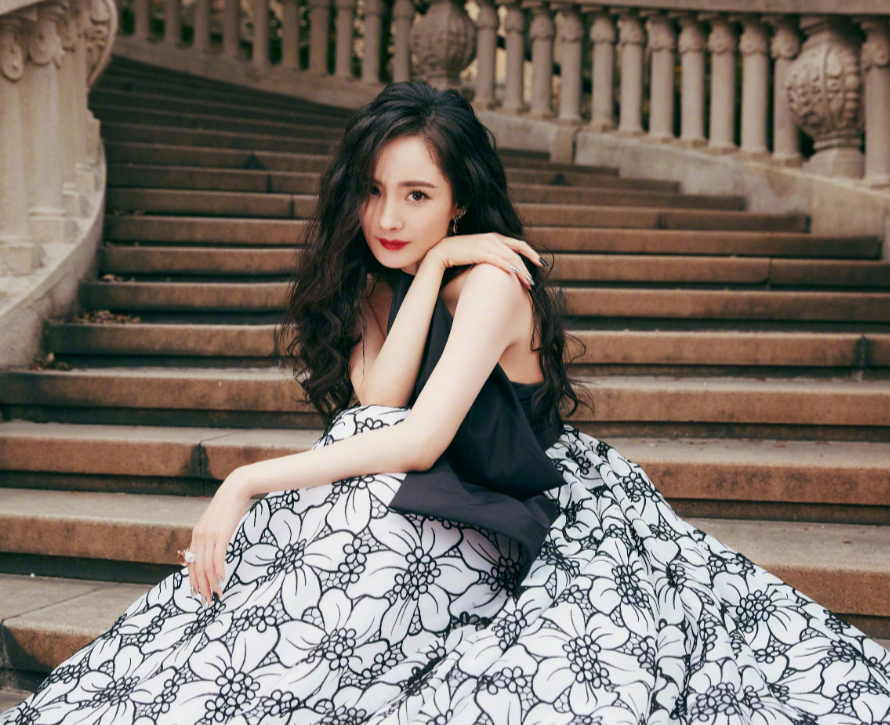 杨幂重回小时代拍摄地，白到发光发量剧增？网友：离婚后越发年轻