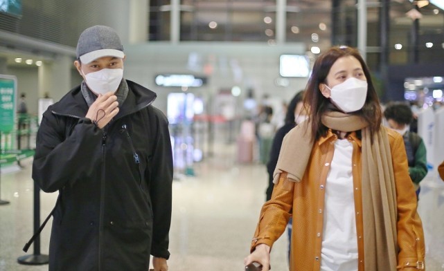 張智霖袁詠儀夫妻顏值太高了，都不懼鏡頭素顏出行，低調秀恩愛