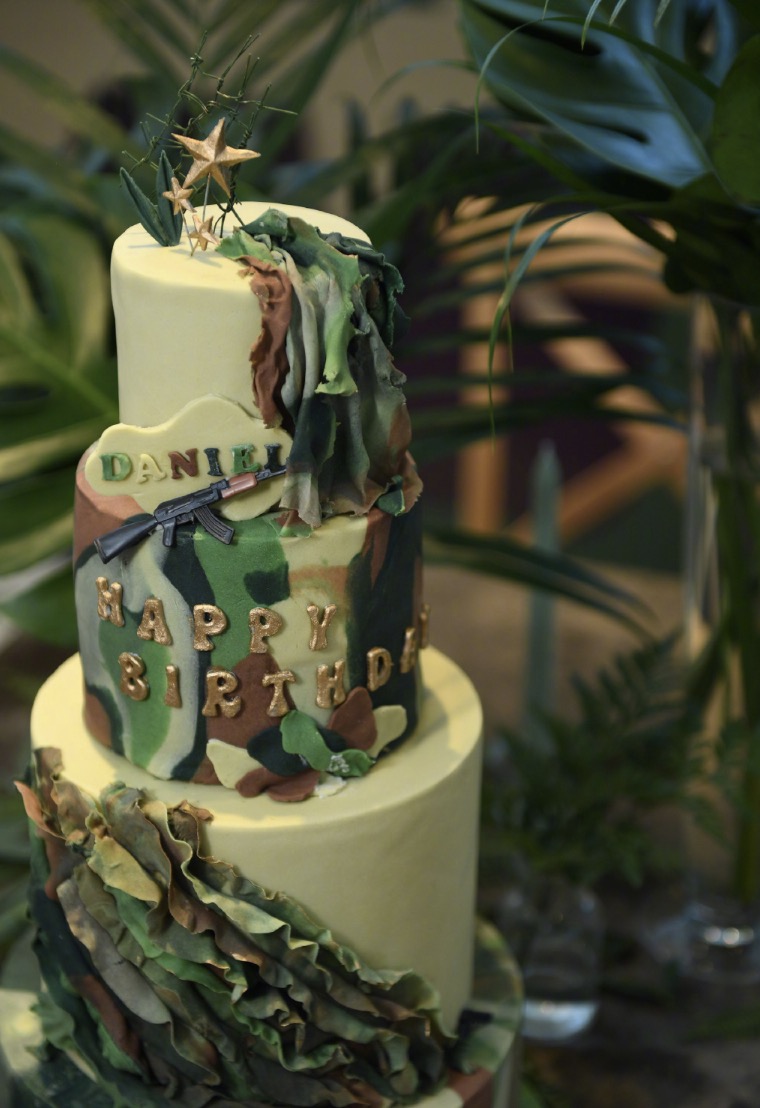 霍思燕晒照为7岁嗯哼庆生，一家三口亲吻、许愿，画面温馨