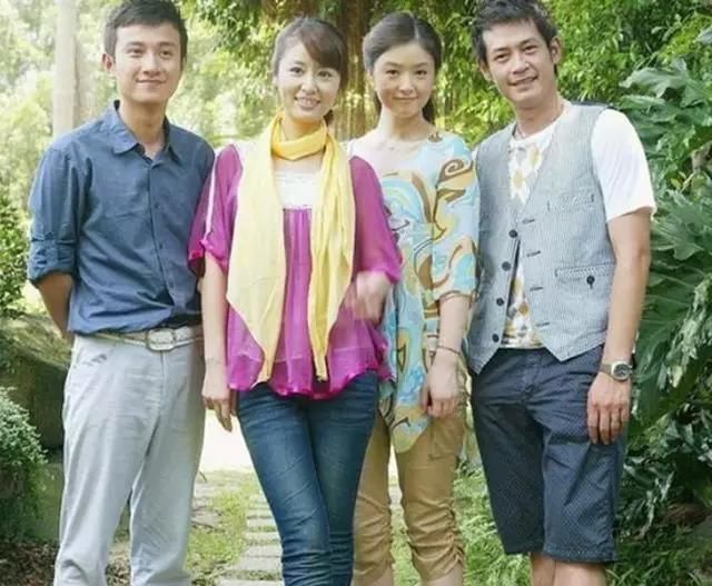 文章与蒋欣10年前的合影，网友：没有了美颜滤镜