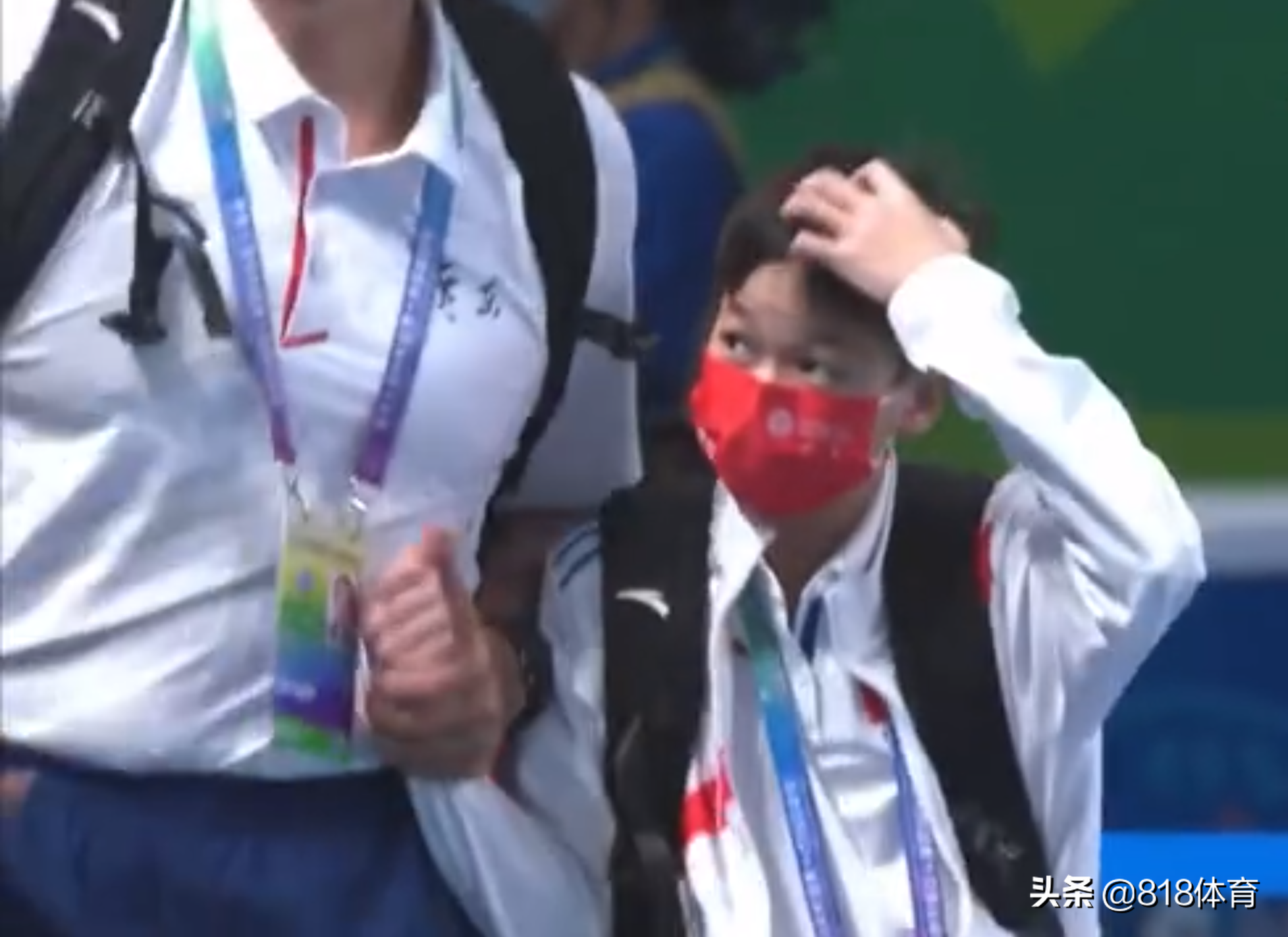 国宝!全红婵全运被广东队8位教练包围避免干扰,教练牵手带她离场