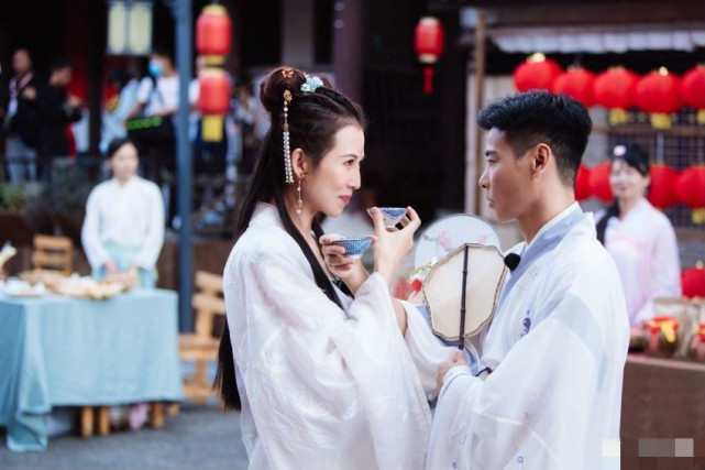 坑娃！蔡少芬让三胎儿子体验高空玻璃走廊，乐儿被吓哭表情超可怜