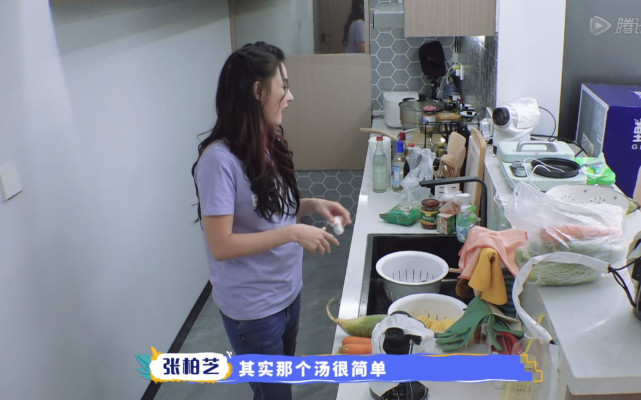 張柏芝去上海學校面試緊張，兒子出鏡長胖，lucas高冷想戀愛