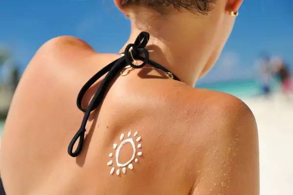 什么颜色的衣服最防晒？科学地毁你三观