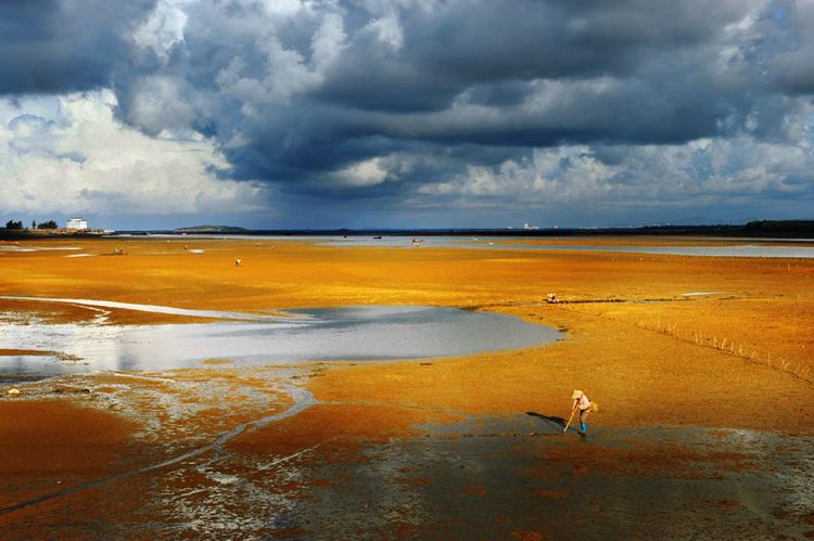 曾被越南拖着不还的中国领土，现在回归后，当地人成一特殊民族