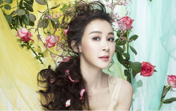 萧蔷现在真是活的洒脱，51岁的年纪，仍然皮肤紧