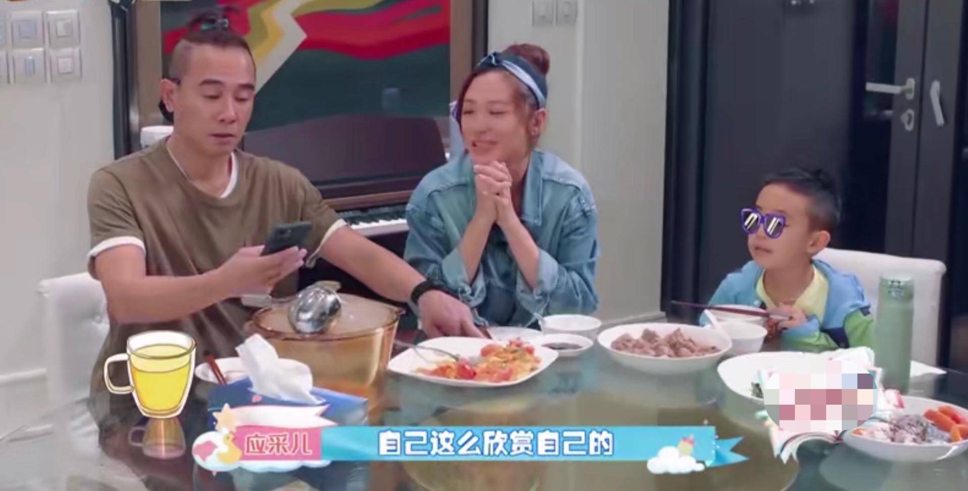 陈小春化身厨神获儿子点赞，应采儿让“浪子”变得温柔体贴